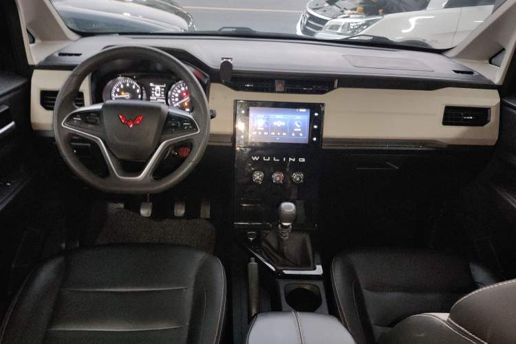 Used Wuling Zhengcheng 2021 1.5T Manual Luxury Version Center Console