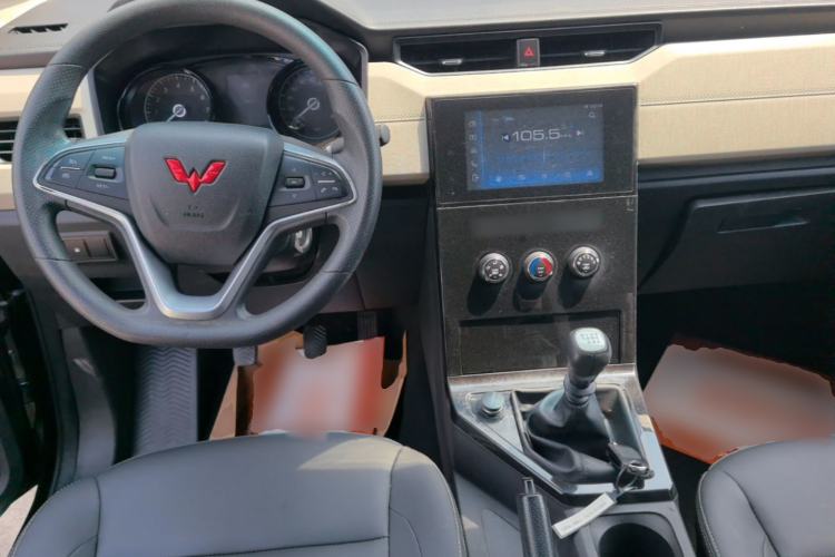 Used Wuling Zhengcheng 2021 1.5T Manual Luxury Version Center Console
