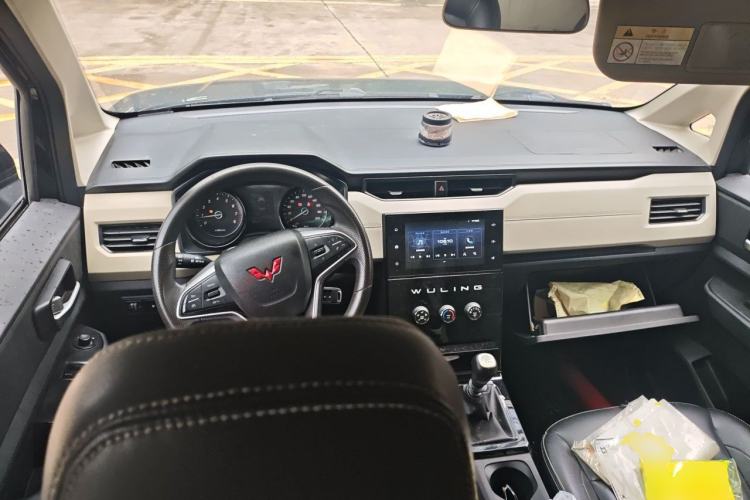 Used Wuling Zhengcheng 2021 1.5T Manual Luxury Version Center Console