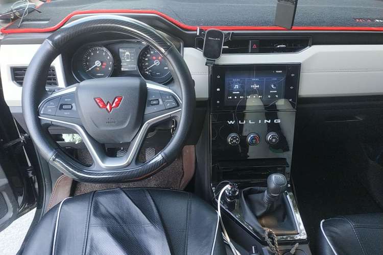 Used Wuling Zhengcheng 2021 1.5T Manual Luxury Version Center Console