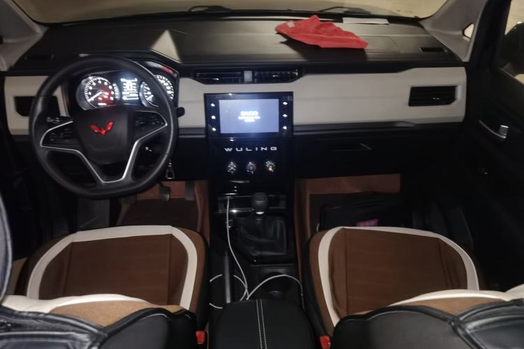 Used Wuling Zhengcheng 2021 1.5T Manual Luxury Version Center Console