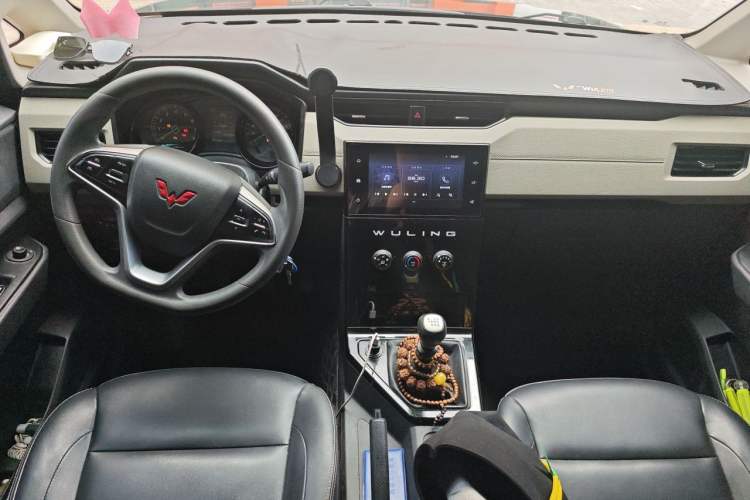 Used Wuling Zhengcheng 2021 1.5T Manual Luxury Version Center Console