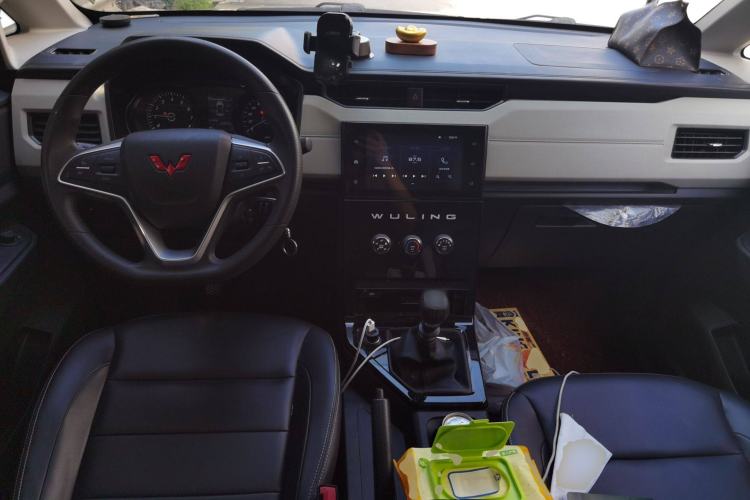 Used Wuling Zhengcheng 2021 1.5T Manual Luxury Version Center Console