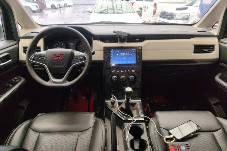 Used Wuling Zhengcheng 2021 1.5T Manual Luxury Version Center Console