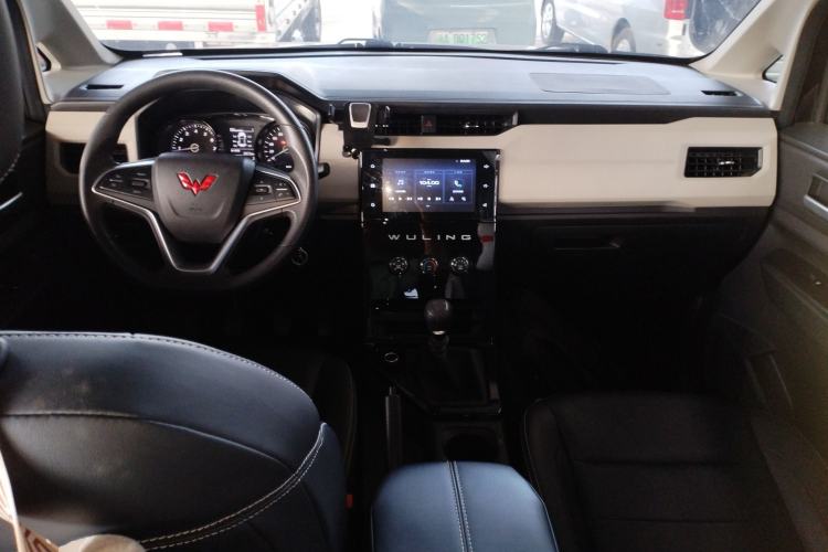 Used Wuling Zhengcheng 2021 1.5T Manual Luxury Version Center Console
