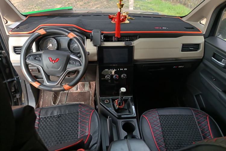 Used Wuling Zhengcheng 2021 1.5T Manual Luxury Version Center Console
