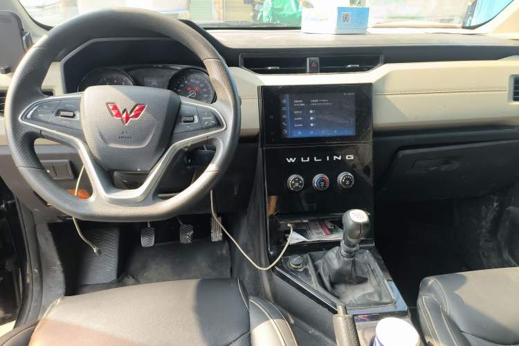 Used Wuling Zhengcheng 2021 1.5T Manual Luxury Version Center Console