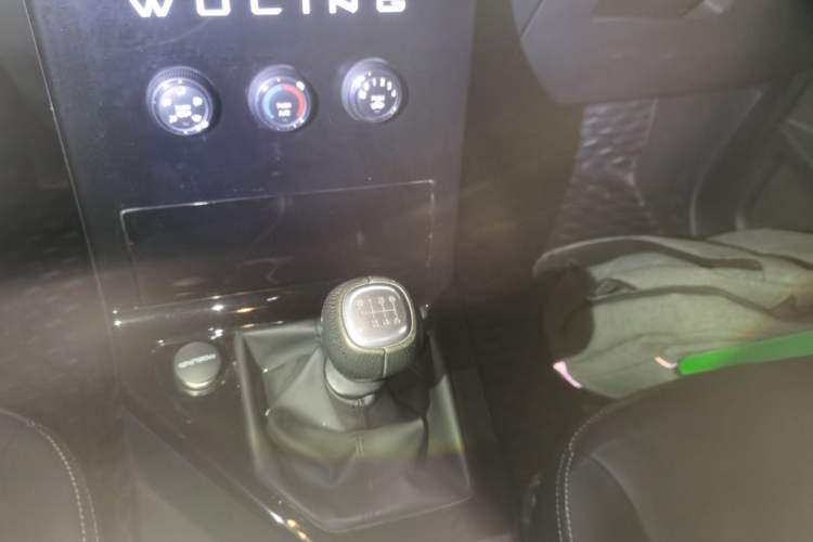Used Wuling Zhengcheng 2021 1.5T Manual Luxury Version Gear Lever