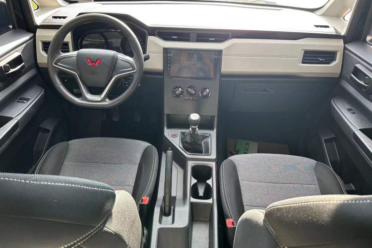 Used Wuling Zhengcheng 2021 1.5T Manual Comfort Version Interior 1
