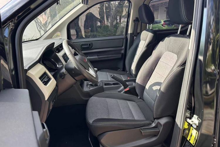 Used Wuling Zhengcheng 2021 1.5T Manual Comfort Version Interior 2