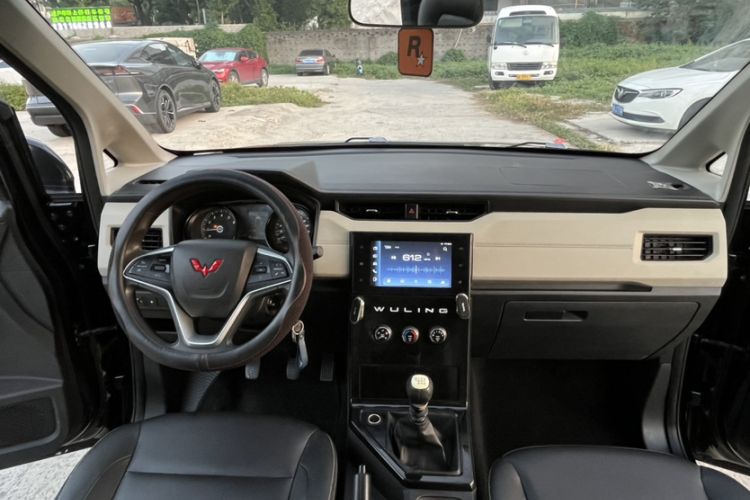 Used Wuling Zhengcheng 2021 1.5T Manual Luxury Version Interior 4