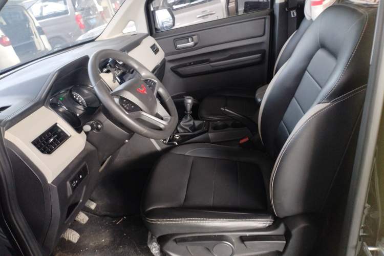 Used Wuling Zhengcheng 2021 1.5T Manual Luxury Version Left Front Seat