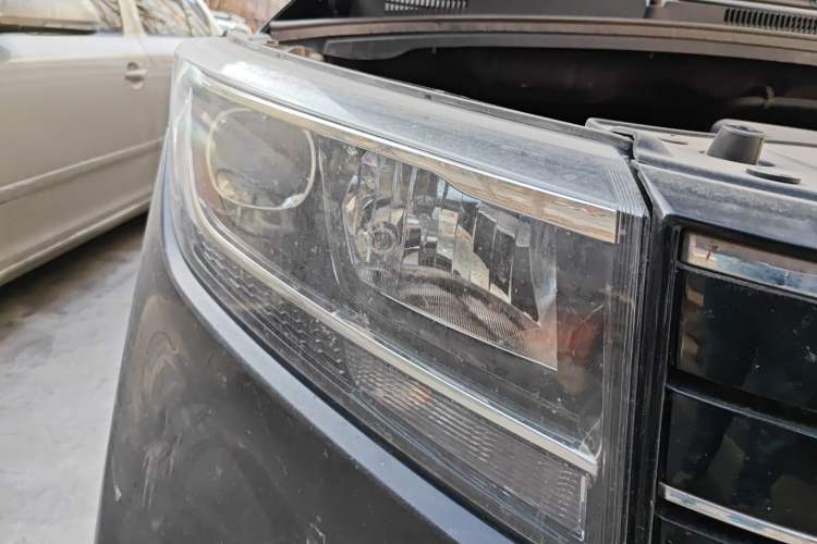 Used Wuling Zhengcheng 2021 1.5T Manual Luxury Version Right Front Headlight