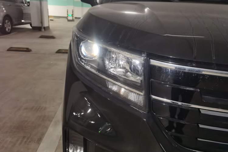 Used Wuling Zhengcheng 2021 1.5T Manual Luxury Version Right Front Headlight