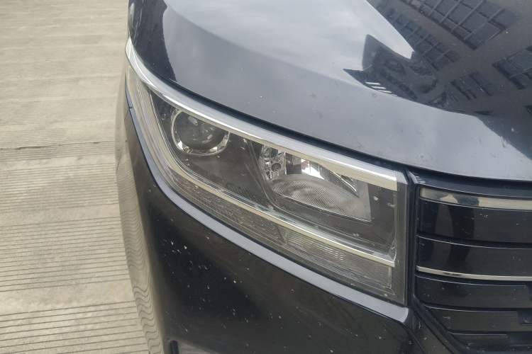 Used Wuling Zhengcheng 2021 1.5T Manual Luxury Version Right Front Headlight