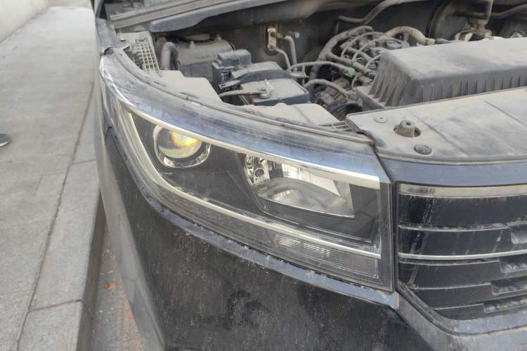 Used Wuling Zhengcheng 2021 1.5T Manual Luxury Version Right Front Headlight