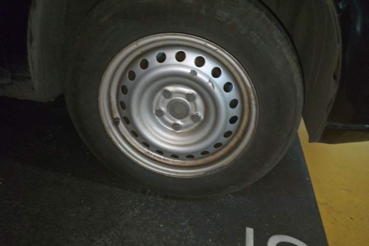 Used Wuling Zhengcheng 2021 1.5T Manual Comfort Version Right Front Wheel Hub