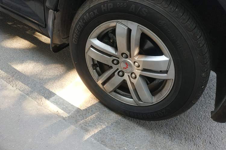 Used Wuling Zhengcheng 2021 1.5T Manual Luxury Version Right Front Wheel Hub