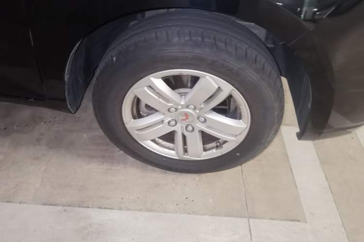 Used Wuling Zhengcheng 2021 1.5T Manual Luxury Version Right Front Wheel Hub