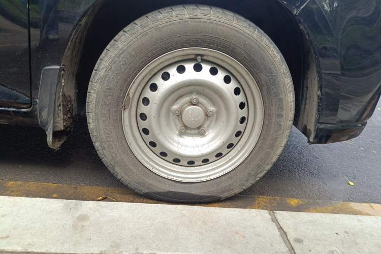 Used Wuling Zhengcheng 2021 1.5T Manual Comfort Version Right Front Wheel Hub