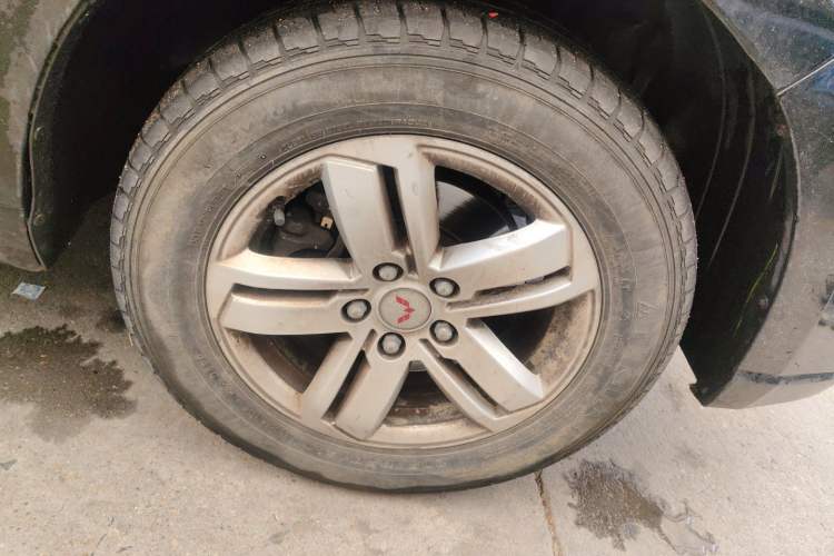 Used Wuling Zhengcheng 2021 1.5T Manual Luxury Version Right Front Wheel Hub