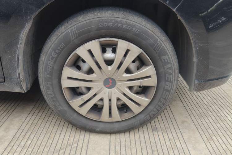 Used Wuling Zhengcheng 2021 1.5T Manual Luxury Version Right Front Wheel Hub