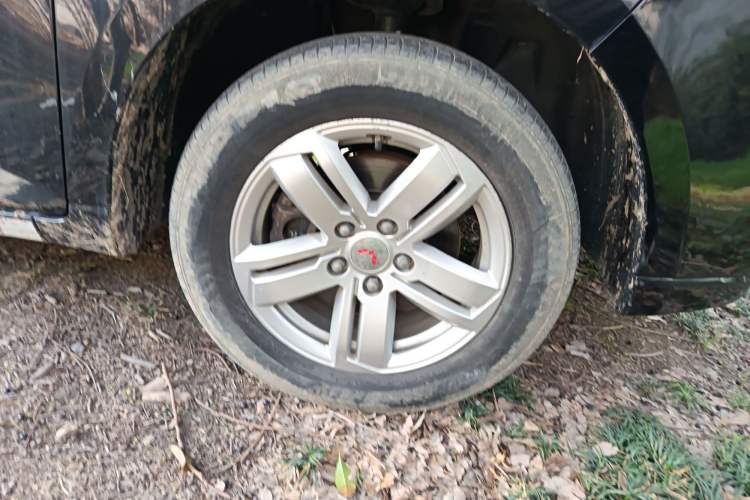 Used Wuling Zhengcheng 2021 1.5T Manual Luxury Version Right Front Wheel Hub