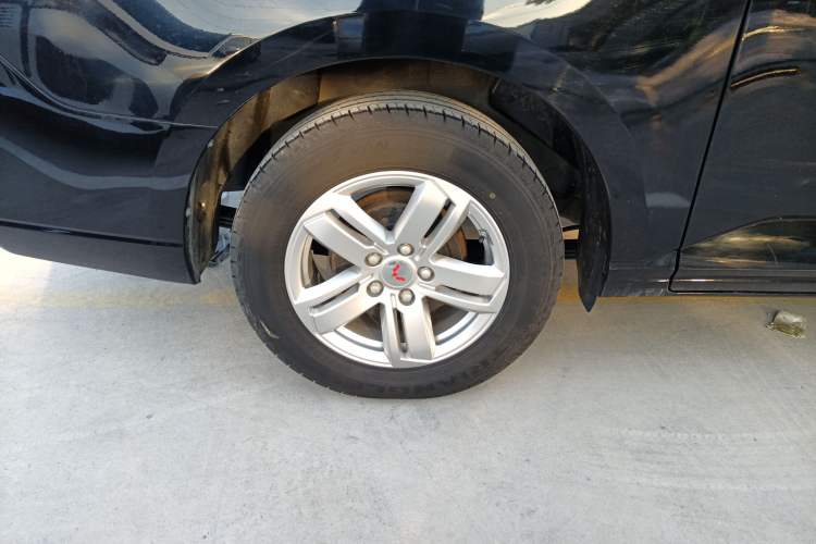 Used Wuling Zhengcheng 2021 1.5T Manual Luxury Version Right Rear Wheel Hub