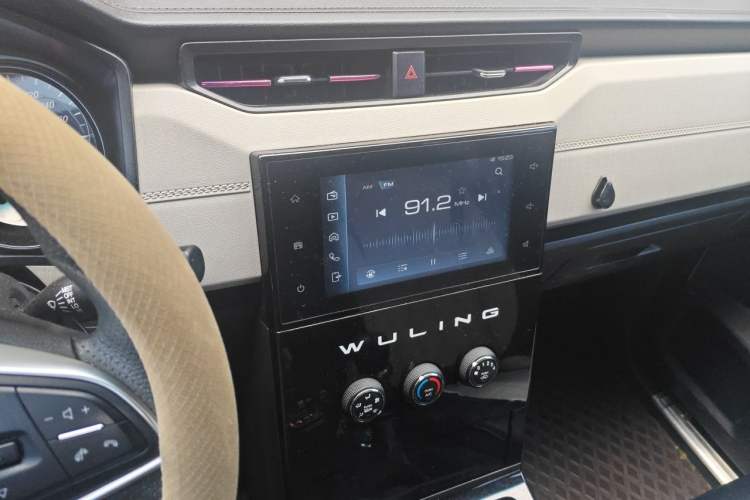 Used Wuling Zhengcheng 2021 1.5T Manual Luxury Version Audio And AC Panel