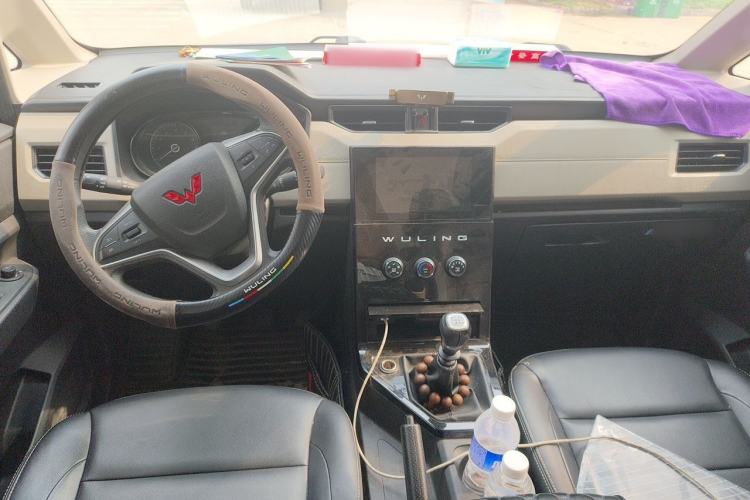 Used Wuling Zhengcheng 2021 1.5T Manual Luxury Version Center Console