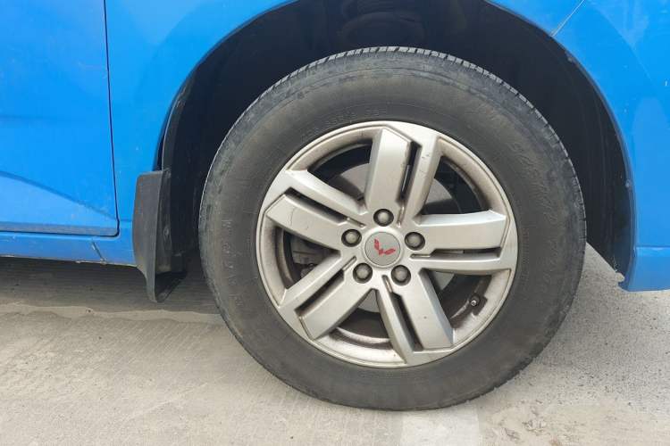 Used Wuling Zhengcheng 2021 1.5T Manual Luxury Version Right Front Wheel Hub