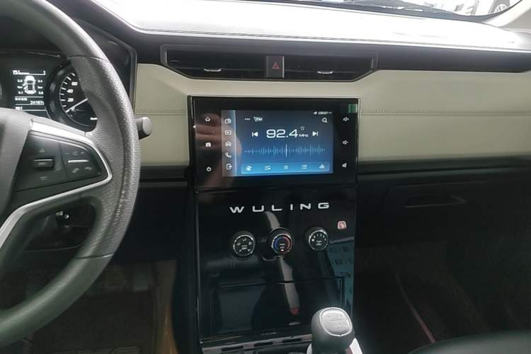 Used Wuling Zhengcheng 2021 1.5T Manual Luxury Version Audio And AC Panel