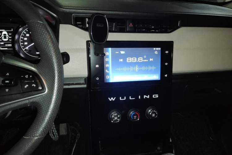 Used Wuling Zhengcheng 2021 1.5T Manual Luxury Version Audio And AC Panel