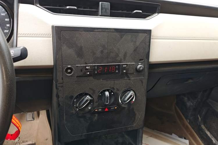Used Wuling Zhengcheng 2021 1.5T Manual Comfort Version Audio And AC Panel