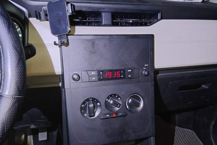 Used Wuling Zhengcheng 2021 1.5T Manual Comfort Version Audio And AC Panel