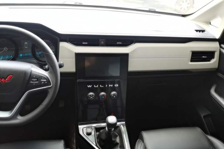 Used Wuling Zhengcheng 2021 1.5T Manual Luxury Version Audio And AC Panel