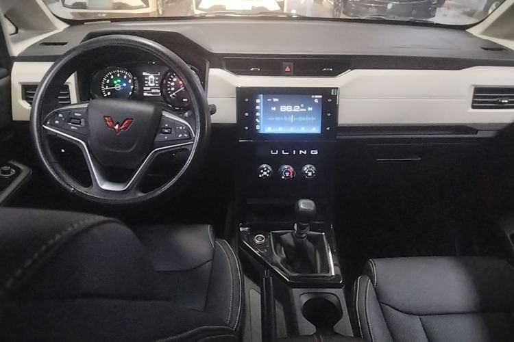 Used Wuling Zhengcheng 2021 1.5T Manual Luxury Version Center Console