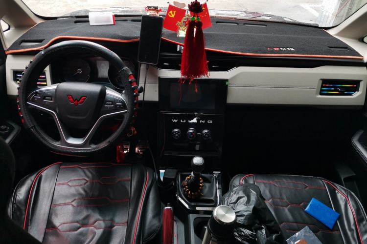 Used Wuling Zhengcheng 2021 1.5T Manual Luxury Version Center Console
