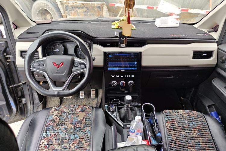 Used Wuling Zhengcheng 2021 1.5T Manual Luxury Version Center Console