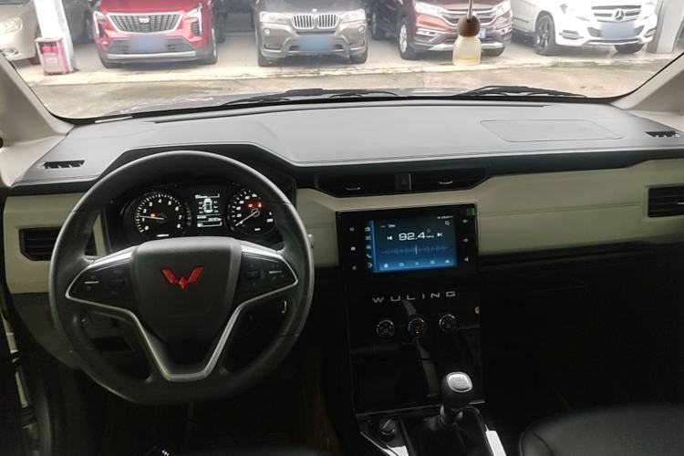 Used Wuling Zhengcheng 2021 1.5T Manual Luxury Version Center Console