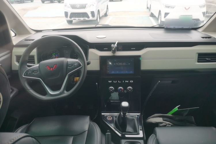 Used Wuling Zhengcheng 2021 1.5T Manual Luxury Version Center Console