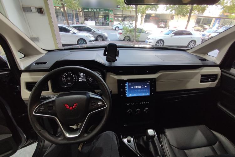 Used Wuling Zhengcheng 2021 1.5T Manual Luxury Version Center Console