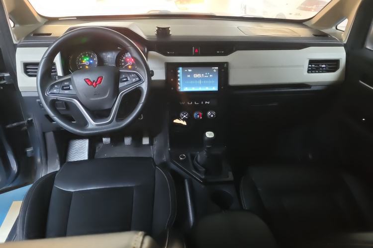 Used Wuling Zhengcheng 2021 1.5T Manual Luxury Version Center Console