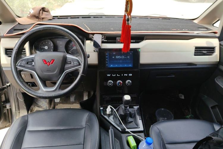 Used Wuling Zhengcheng 2021 1.5T Manual Luxury Version Center Console