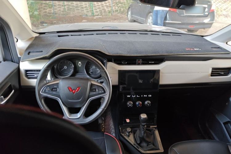 Used Wuling Zhengcheng 2021 1.5T Manual Luxury Version Center Console