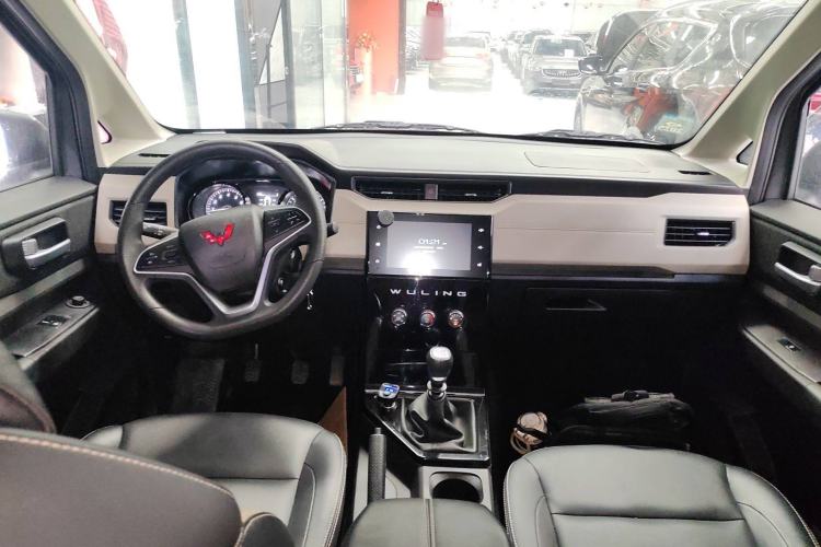 Used Wuling Zhengcheng 2021 1.5T Manual Luxury Version Center Console
