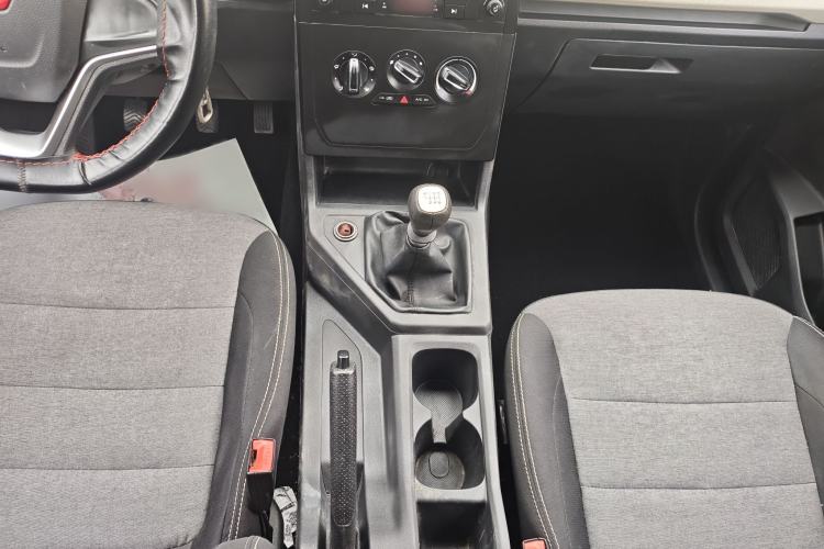 Used Wuling Zhengcheng 2021 1.5T Manual Comfort Version Gear Lever