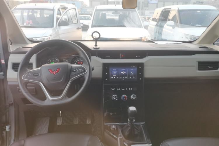 Used Wuling Zhengcheng 2021 1.5T Manual Luxury Version Interior 2