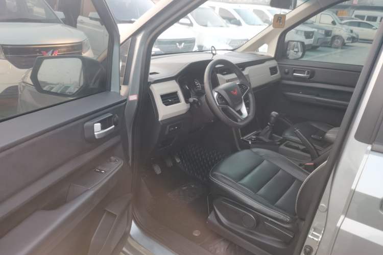Used Wuling Zhengcheng 2021 1.5T Manual Luxury Version Interior 3