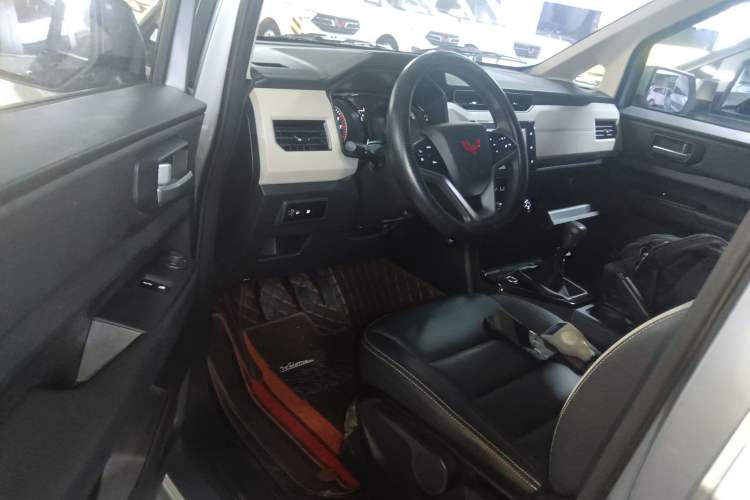 Used Wuling Zhengcheng 2021 1.5T Manual Luxury Version Interior 3